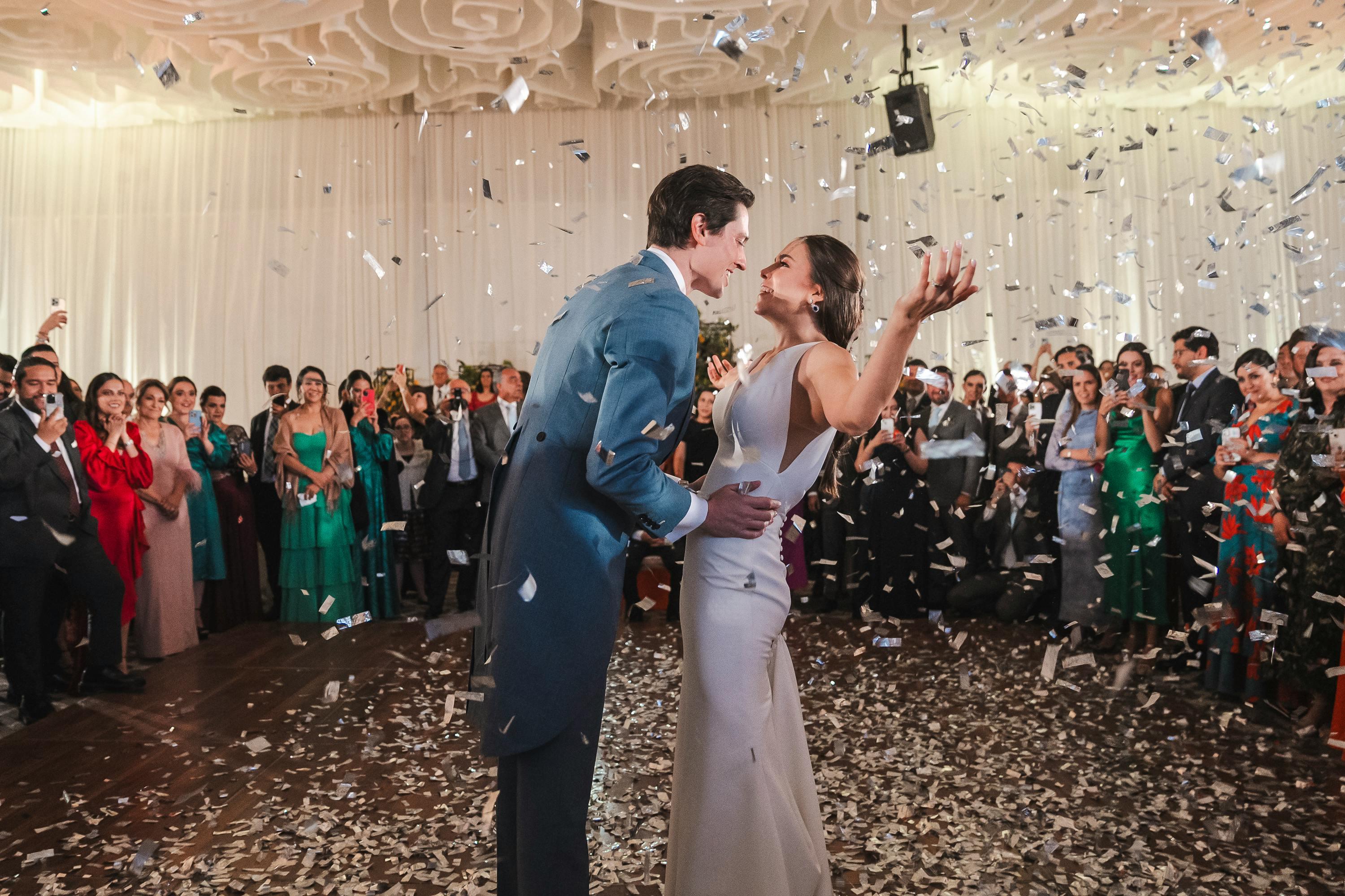 Celebración y alegría de los novios