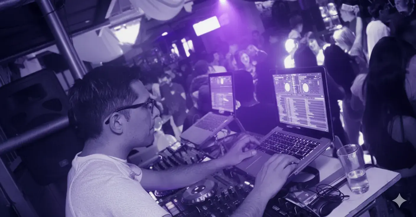 DJ Trebol en un evento con luces violetas y azules